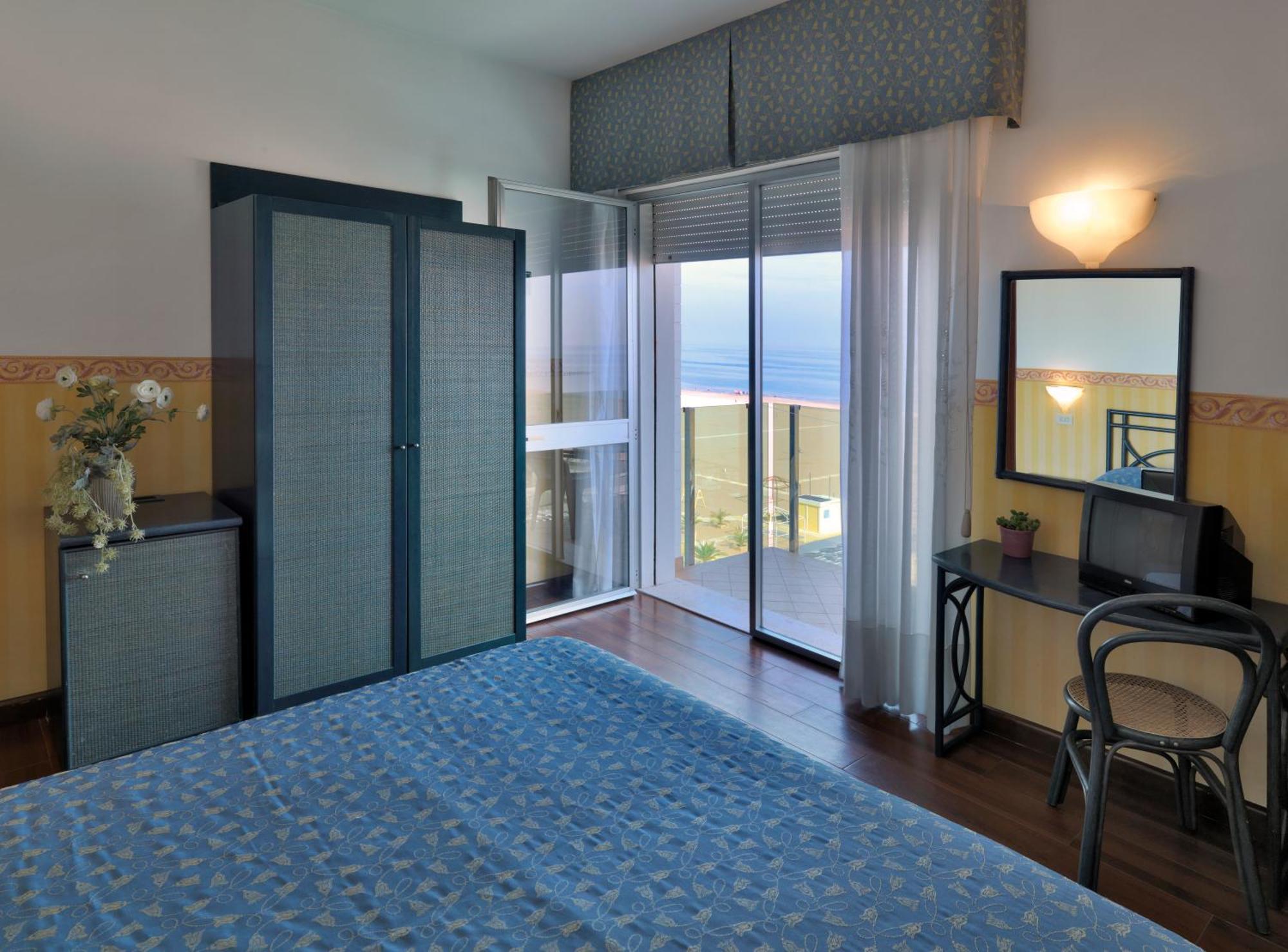 Hotel Regina Fronte Mare Rimini Exterior photo