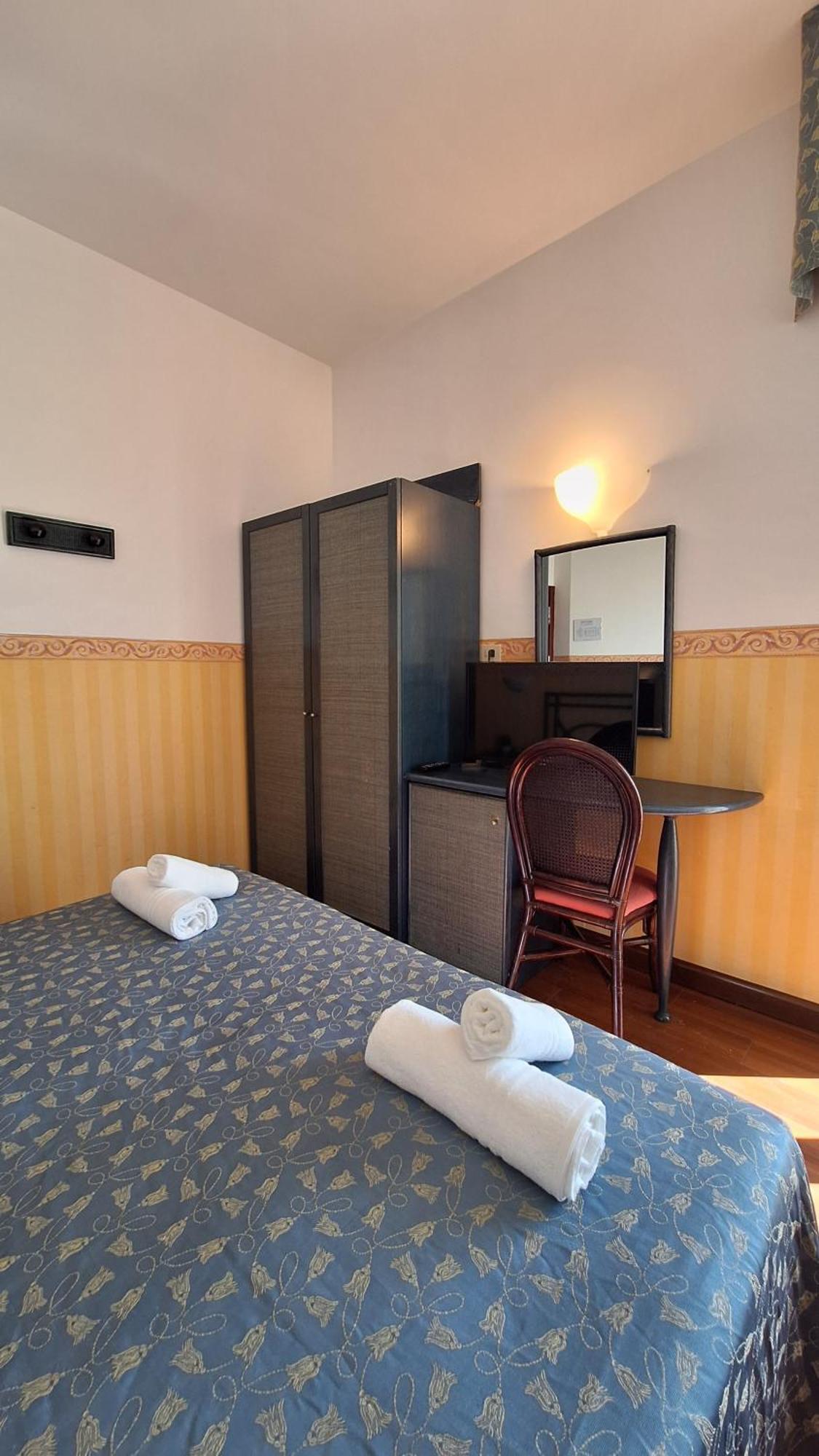 Hotel Regina Fronte Mare Rimini Exterior photo