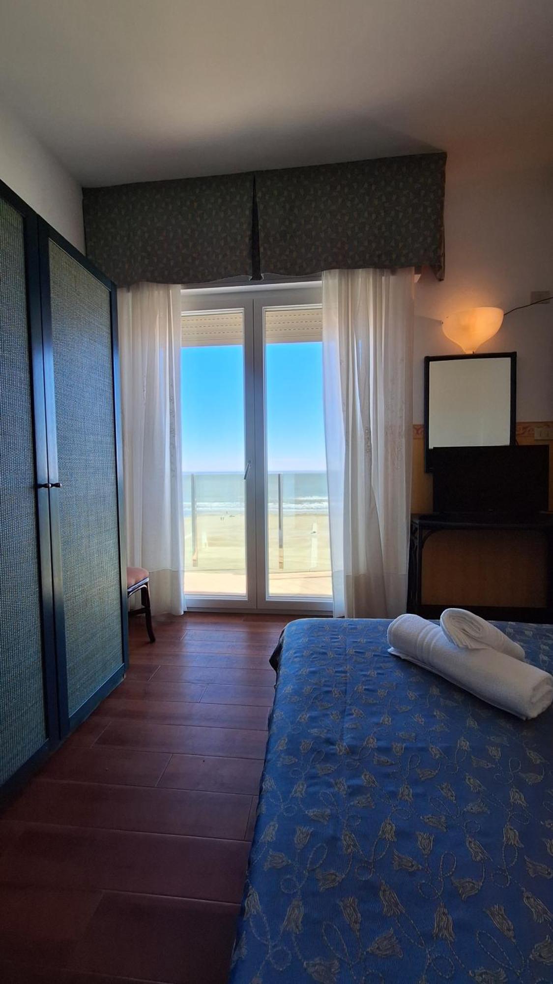 Hotel Regina Fronte Mare Rimini Exterior photo