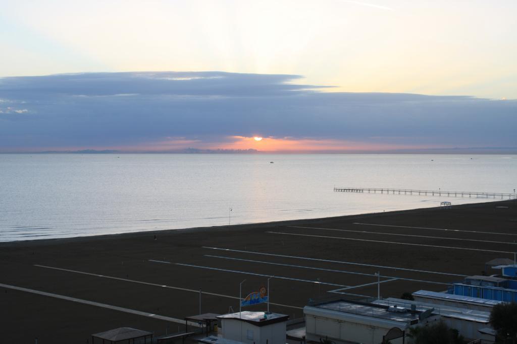 Hotel Regina Fronte Mare Rimini Exterior photo